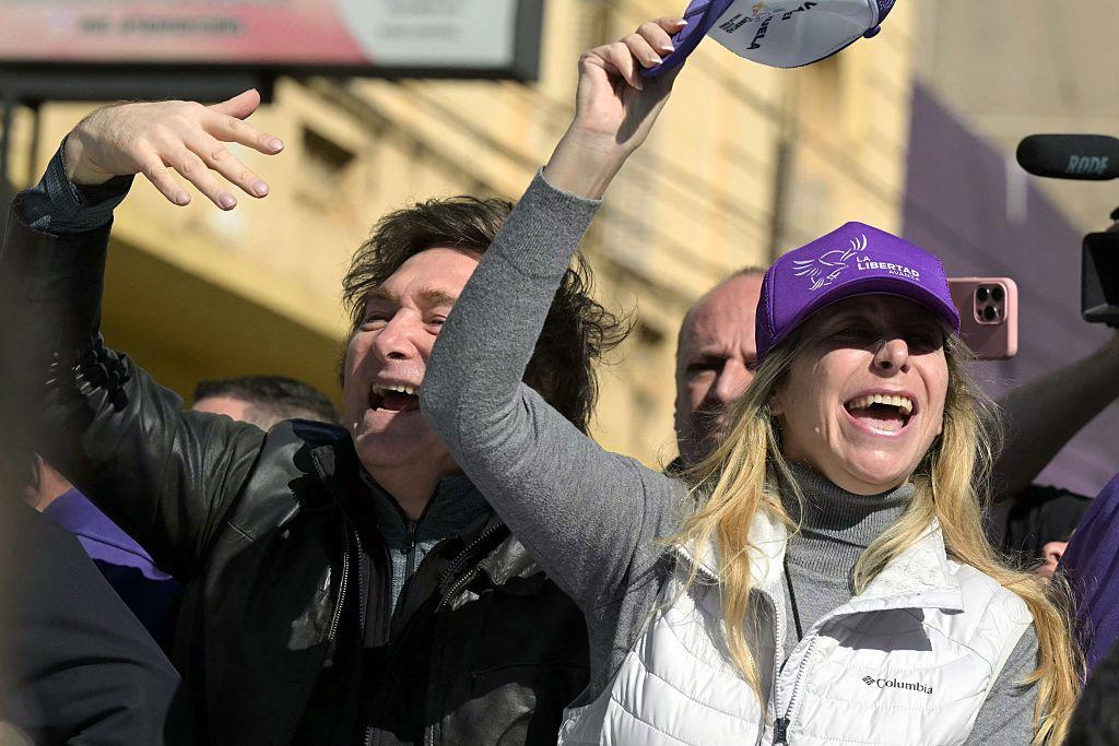 Javier y Karina Milei en un acto de campaña.