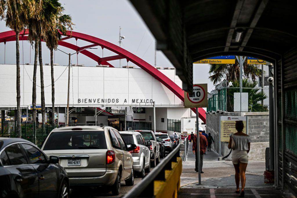 La gente cruza la frontera por el Puente Internacional Gateway hacia Matamoros, México, desde Brownsville, Texas, el 4 de junio de 2024. (Foto de CHANDAN KHANNA/AFP vía Getty Images)