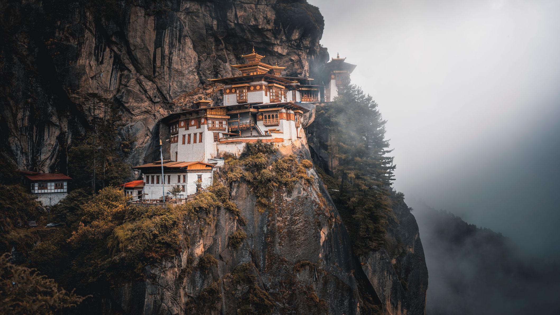 El monasterio del Nido del Tigre, enclavado en un barranco en una montaña de Paro, Bután. 