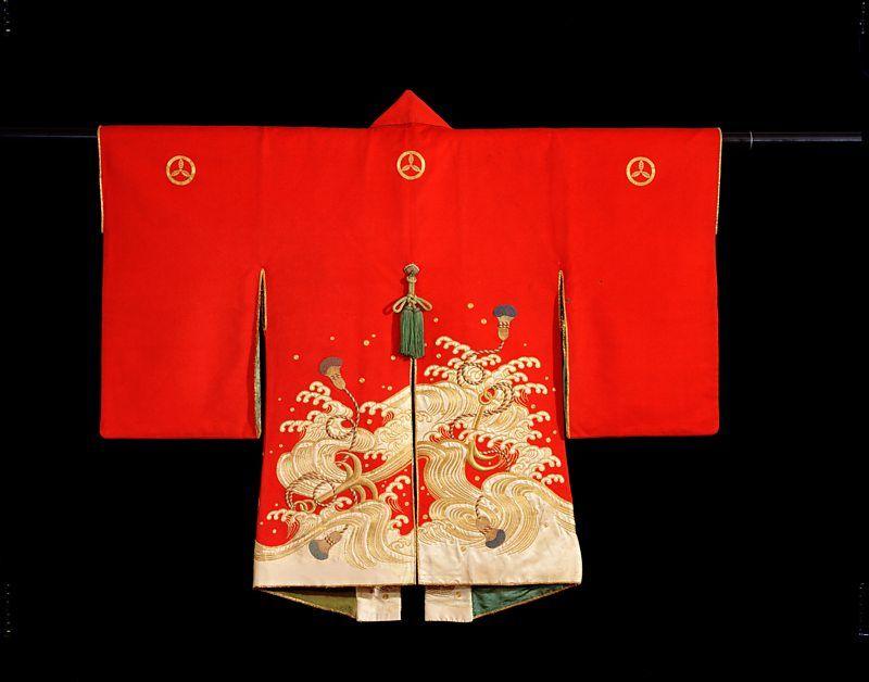 Traje antigo de bombeiro feminino vermelho do Japão, em exposição no Museu Britânico, em Londres