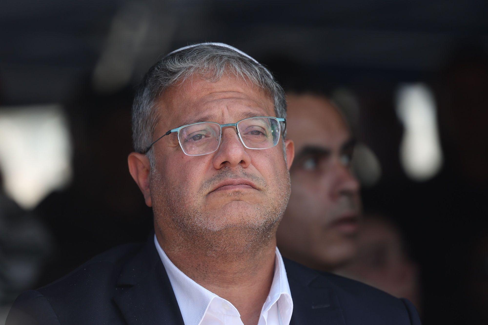 وزير الخارجية الأمريكية يزور إسرائيل، وتنديد باستمرار منع الصحفيين من دخول غزة 2 حضر وزير الأمن القومي الإسرائيلي، إيتمار بن غفير، جنازة الرهينة الإسرائيلي الراحل أورييل باروخ في القدس، 19 أكتوبر/تشرين الأول 2025.