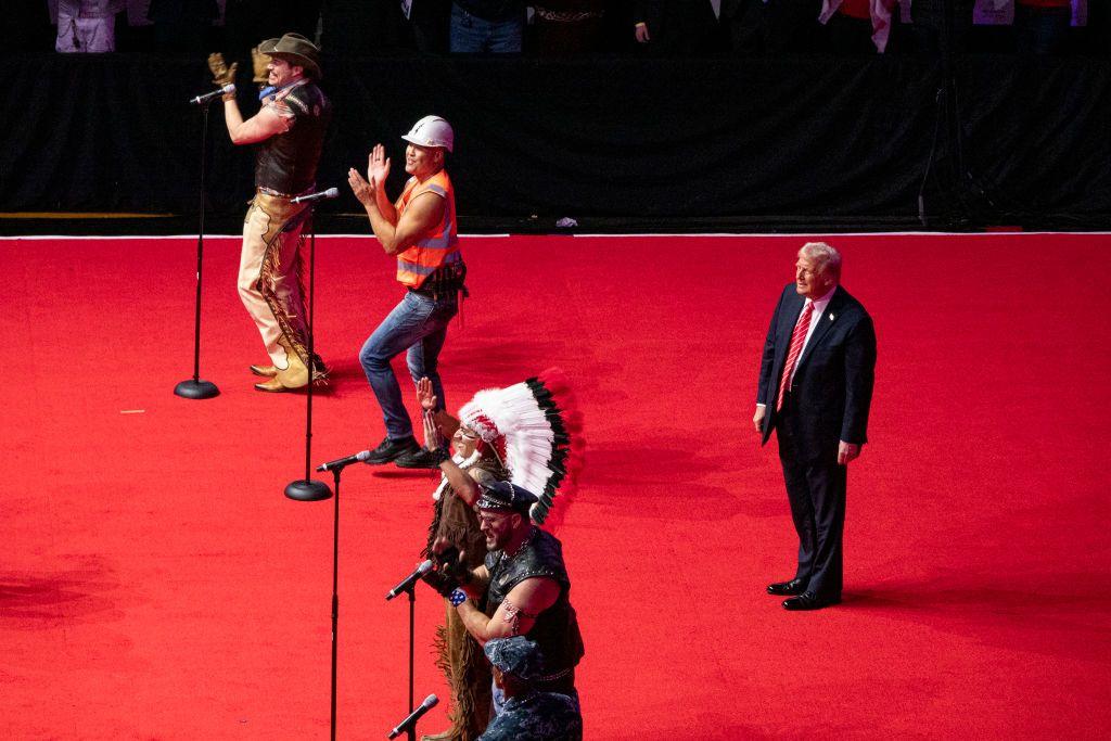 Trump en una interpretación en vivo de Village People