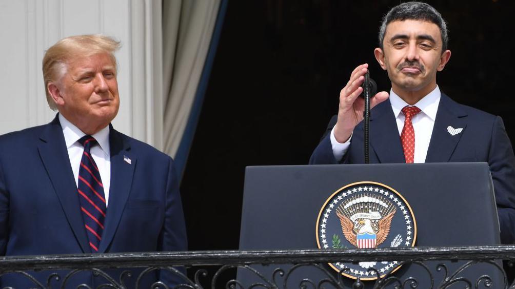 عبدالله بن زايد (يمين) مع ترامب