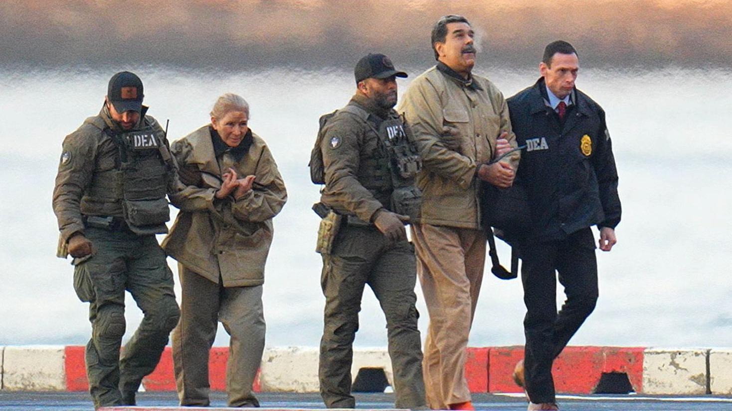Nicolás Maduro y su esposa, Cilia Flores, esposados ​​después de aterrizar en un helipuerto de Manhattan, escoltados por agentes federales.
