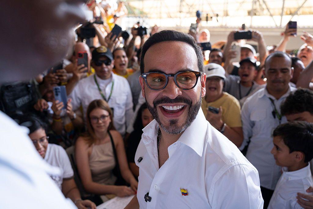 Abelardo de la Espriella, candidato presidencial del partido Defensores de la Patria, en el centro, llega a un centro de votación para emitir su voto en Barranquilla, Colombia, el domingo 31 de mayo de 2026.