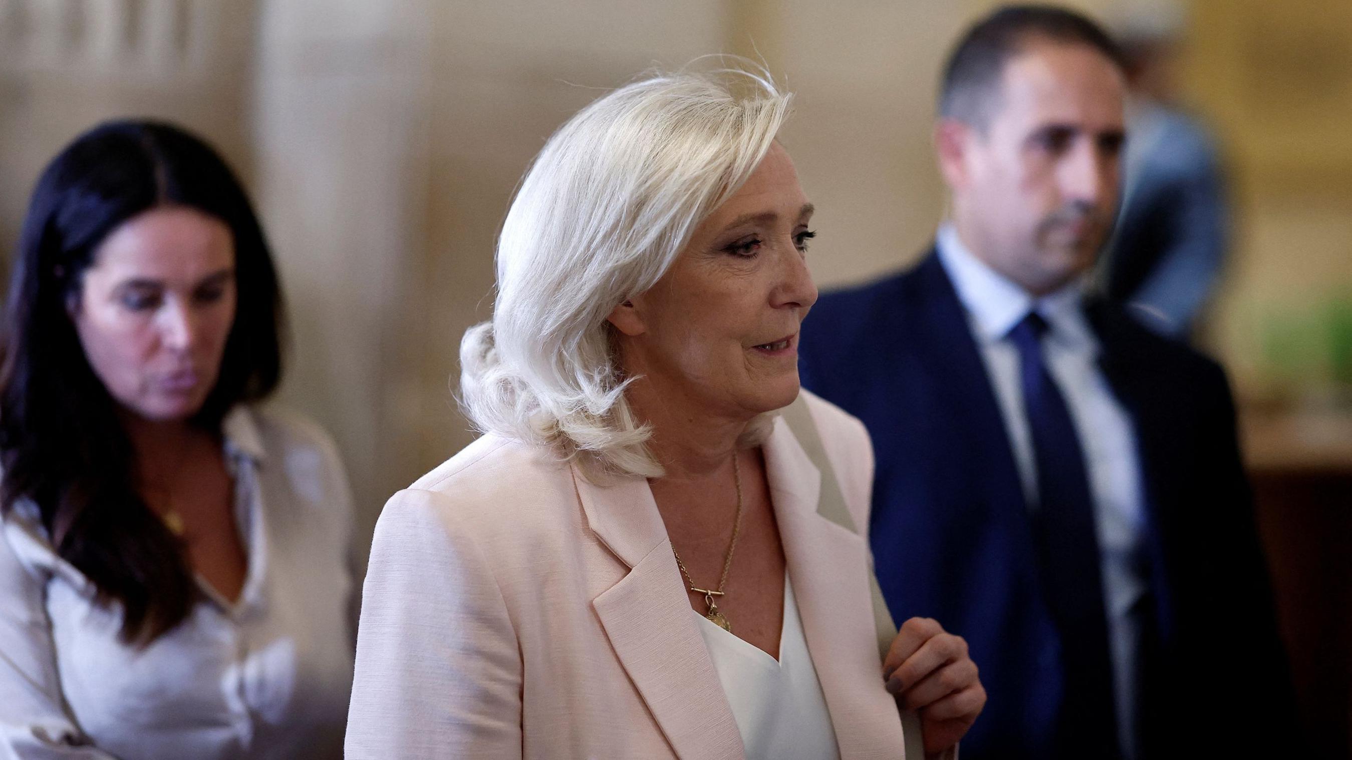 Le Pen može da se kandiduje na izborima, ali mora da nosi nanogvicu 1 Marin le Pen po izlasku iz Apelacionog suda u Parizu