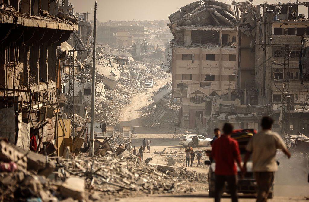 Palestinos caminan cerca de una zona donde militantes de Hamás y miembros del Comité Internacional de la Cruz Roja (CICR) buscan los cuerpos de rehenes israelíes entre los escombros de la ciudad de Gaza, el 5 de noviembre.