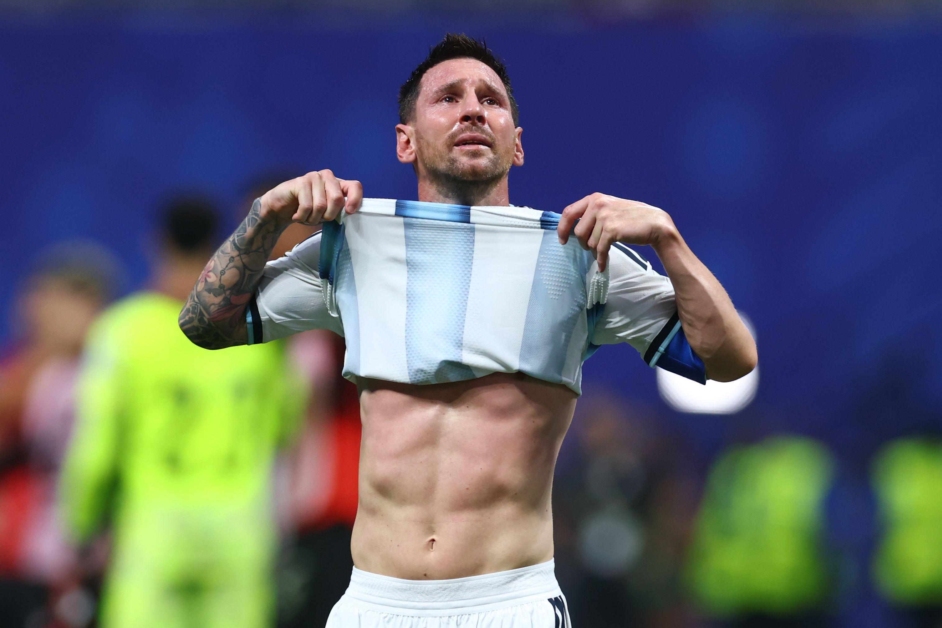 Messi levanta con sus manos la camiseta