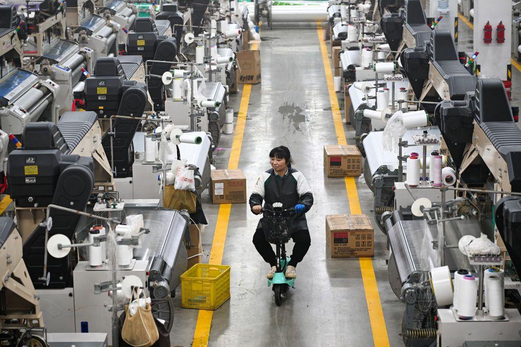 女工騎著電動小車在巡查