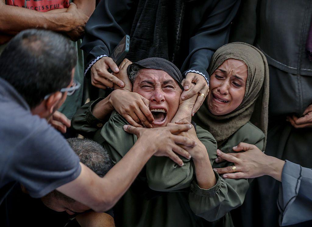 حماس تنشر فيديو جديد لرهينتين، وأسوشيتد برس تشكّك في حجج إسرائيل لقصف مستشفى ناصر 2 سيدة تصرخ وبجوارها سيدة تبكي خلال تشييع جنازة من سقطوا في الهجوم الإسرائيلي على مدينة غزة، غزة، في 2 سبتمبر/أيلول 2025.