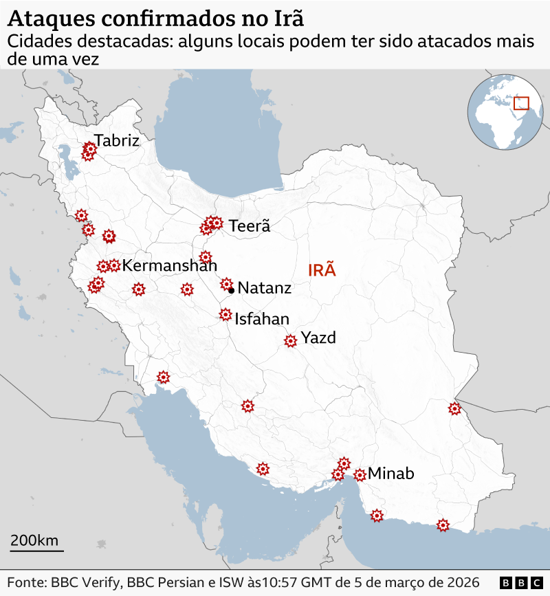 A imagem mostra um mapa do Ir&atilde; com estrelas vermelhas indicando locais que sofreram um ou mais ataques dos Estados Unidos e de Israel. Algumas cidades importantes tamb&eacute;m est&atilde;o identificadas: Tabriz (noroeste do Ir&atilde;), Teer&atilde; (centro-norte do Ir&atilde;, a capital), Isfahan (centro do Ir&atilde;), Yazd (centro do Ir&atilde;), Kermanshah (oeste do Ir&atilde;), Minab (sul do Ir&atilde;)
