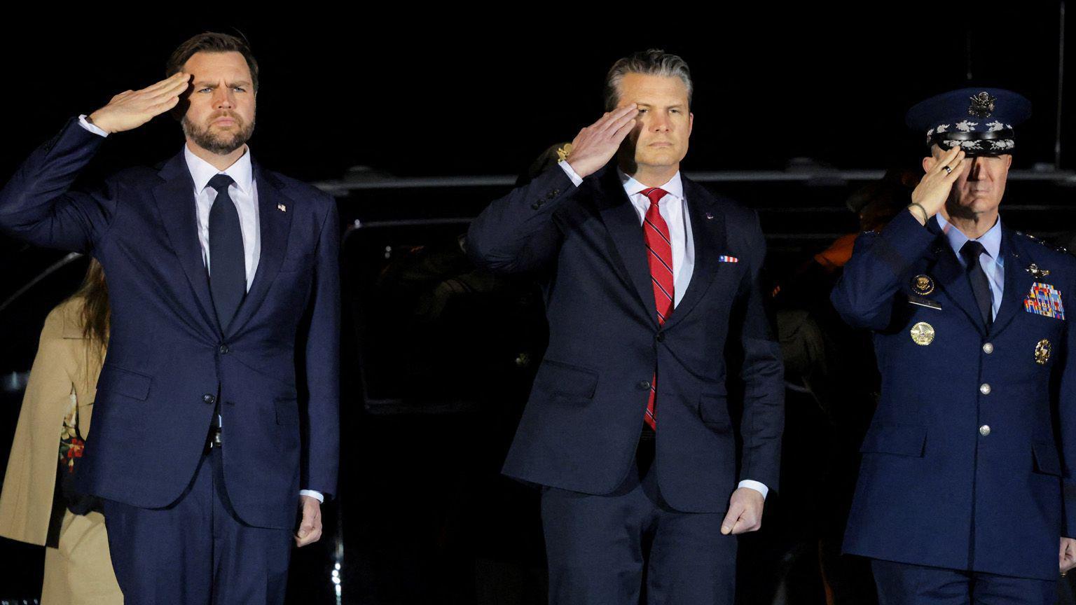 美國副總統J.D.萬斯、國防部長皮特·赫格塞特及參謀長聯席會議主席丹·凱恩行軍禮。