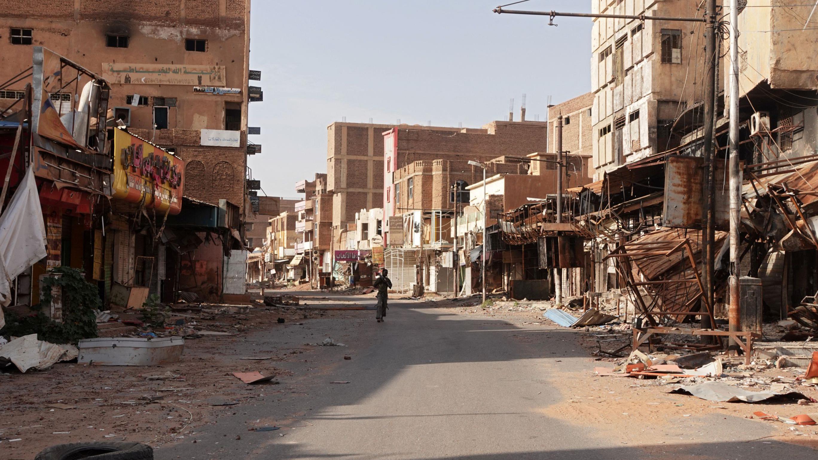 Vista de uma rua na cidade de Omdurman, destruída pela guerra civil no Sudão.