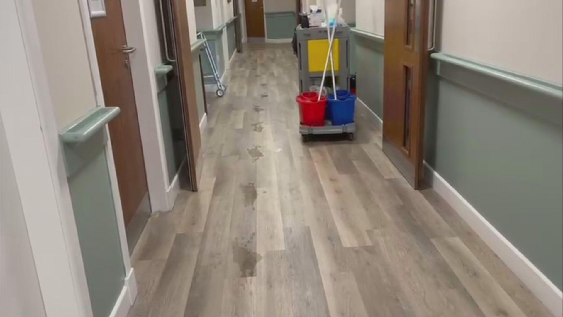 Pegadas de urina no corredor