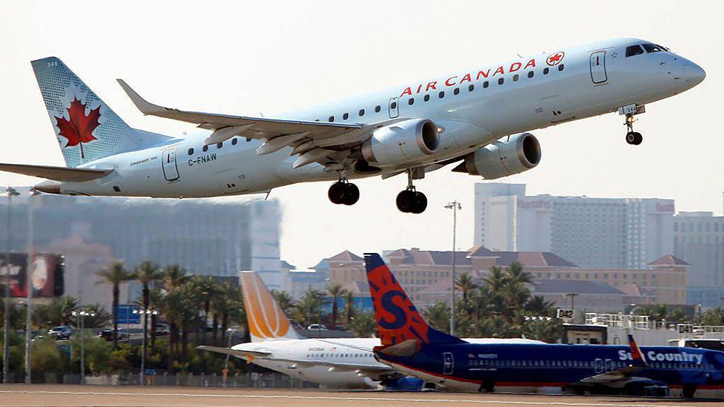 Nesta foto de arquivo, um avião da Air Canada decola do que hoje é o Aeroporto Internacional Harry Reid, em Las Vegas, em 18 de julho de 2008.