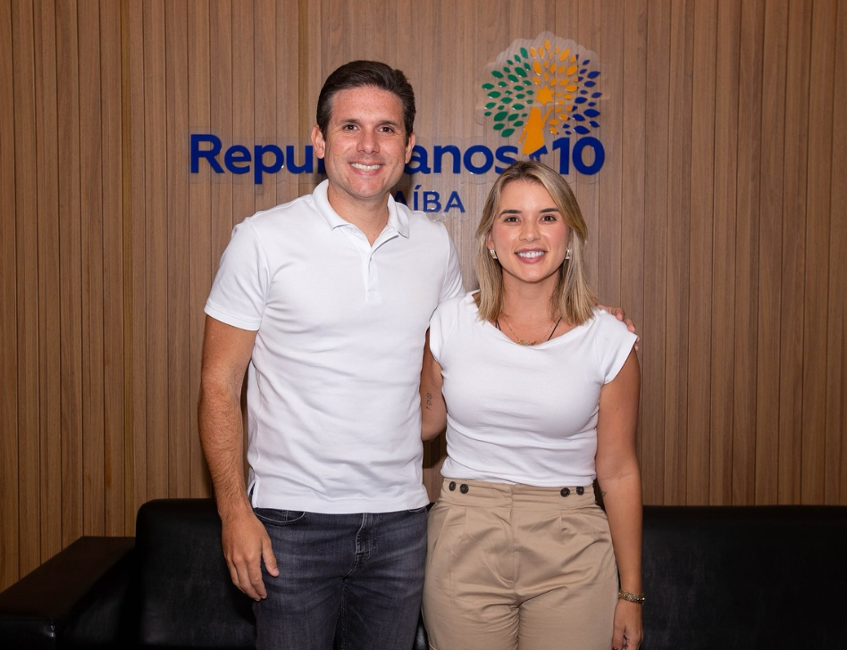 Deputado federal Hugo Motta e prefeita Anna Virginia posam para retrato usando camisetas brancas.