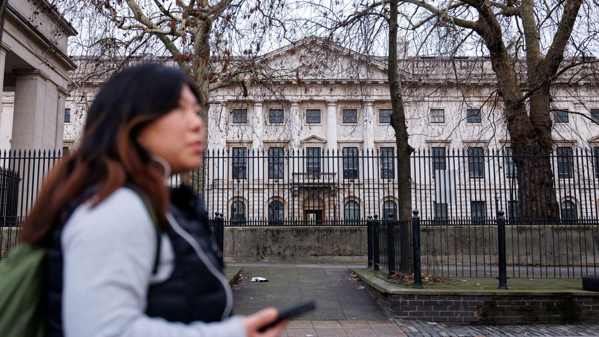 一位女士走過倫敦前皇家鑄幣廠中國「超級大使館」選址（14/1/2026）