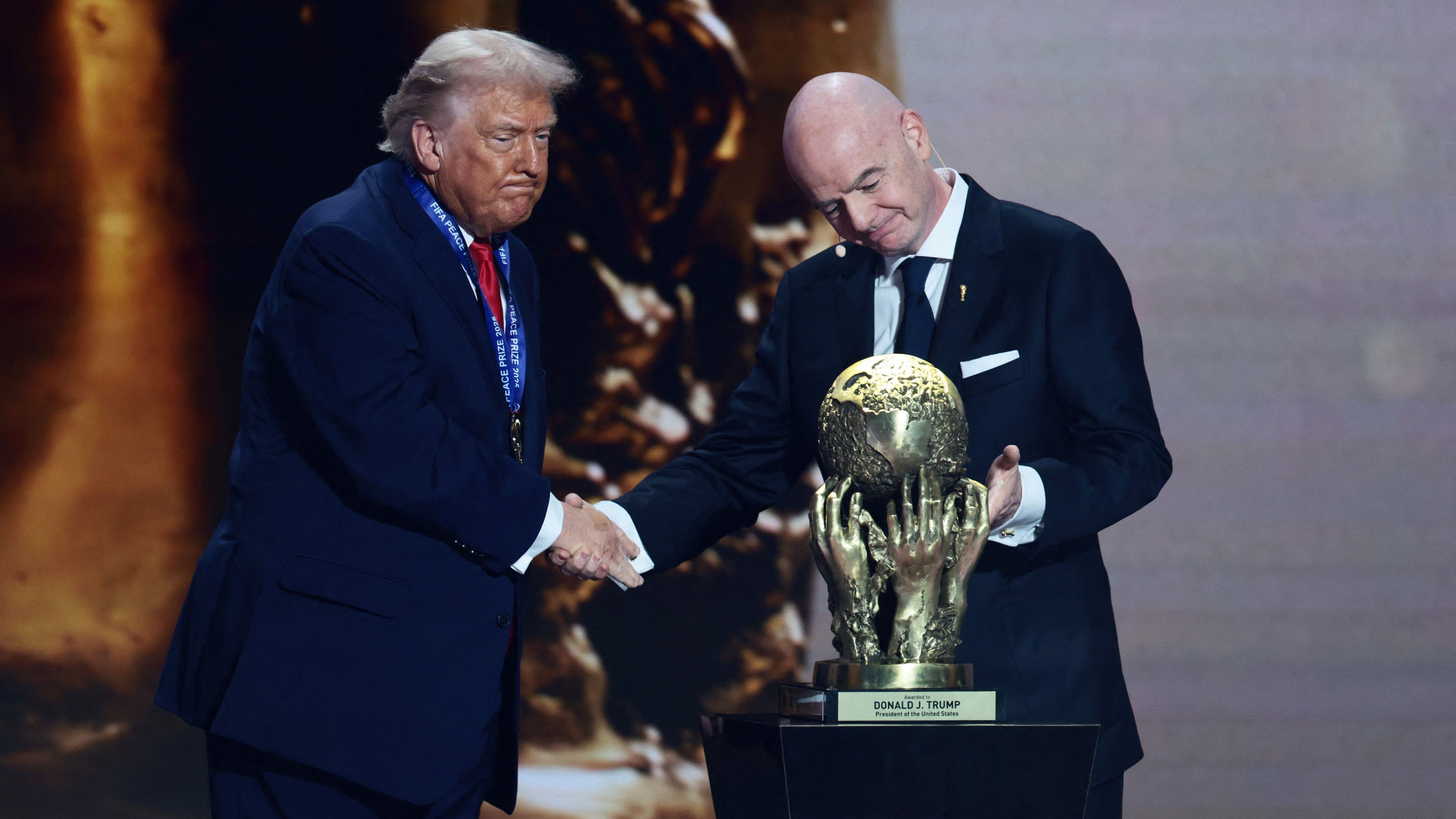 O presidente da Fifa, Gianni Infantino, entrega ao presidente dos Estados Unidos, Donald Trump, o Pr&ecirc;mio da Paz da Fifa