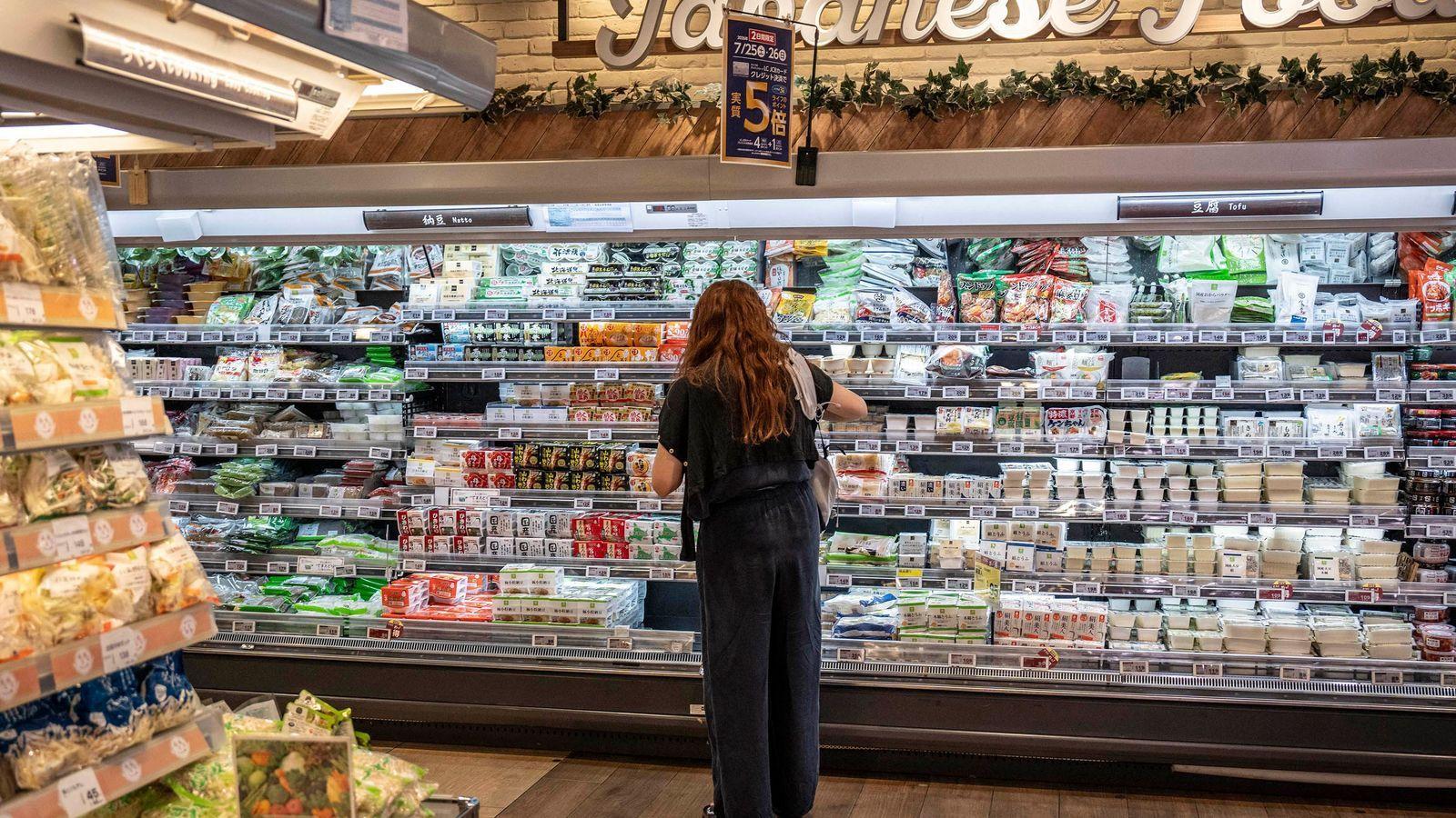 Mujer comprando en un supermercado