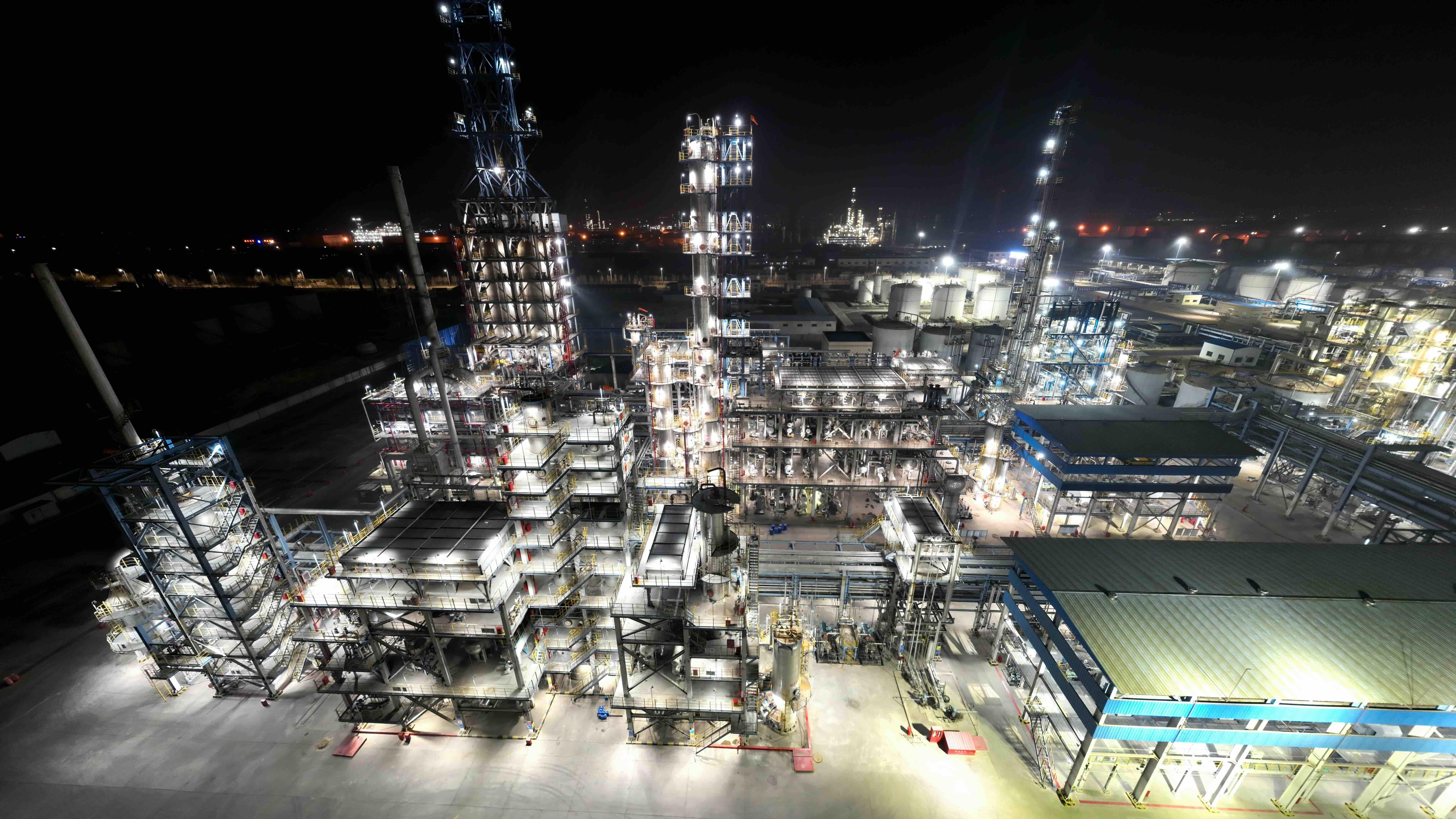 تُظهر صورة جوية مصفاة نفط مضاءة جيدًا ليلًا في بينتشو، مقاطعة شاندونغ شرقي الصين، في 16 فبراير/شباط 2023. 
