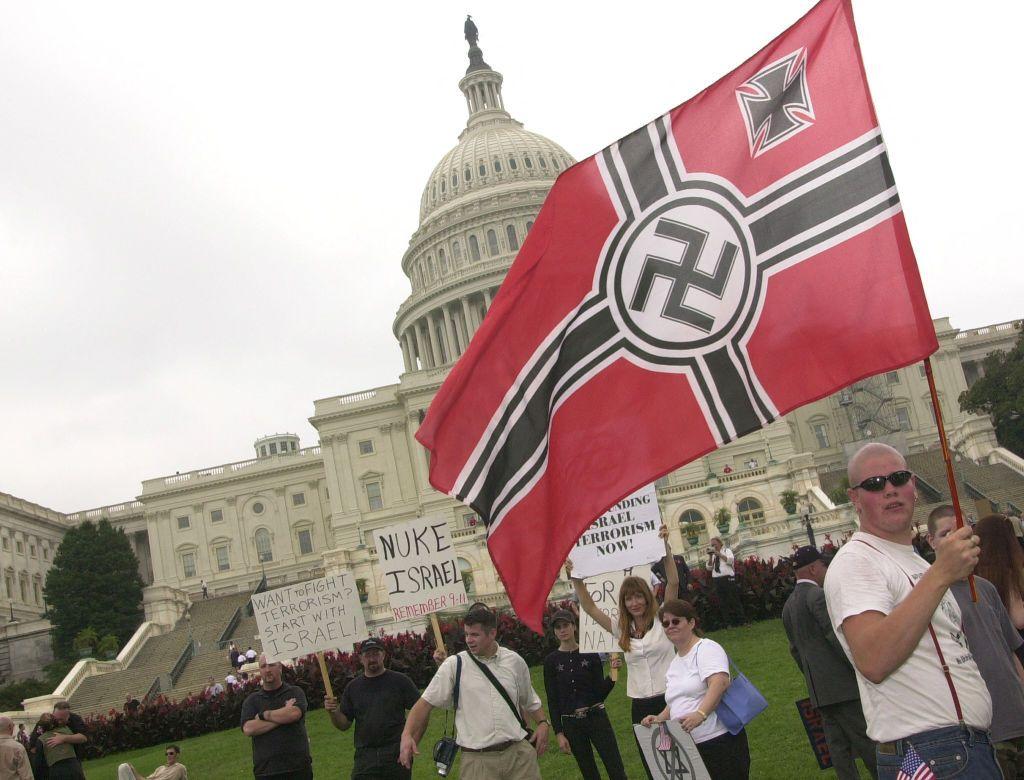 Unos nazis frente al Capitolio en Washington, en 2002.