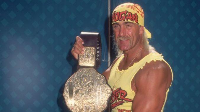 Hulk Hogan, mais jovem, segurando medalhão