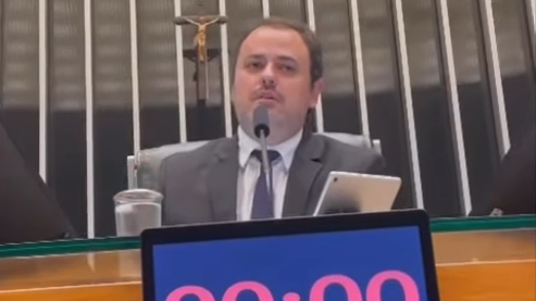 Glauber na mesa-diretora