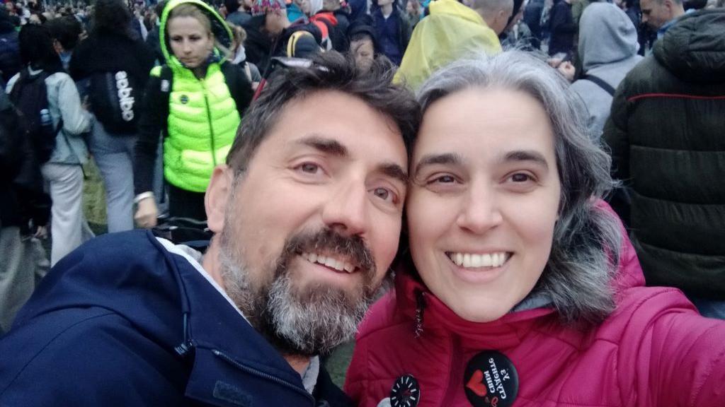 Vladimir i Ivana Mihić prave selfi napolju, tokom protesta, Ivana ima dugu prosedu kosu, blago talasastu, Vladimir ima tamnu, prosedu kosu i bradu