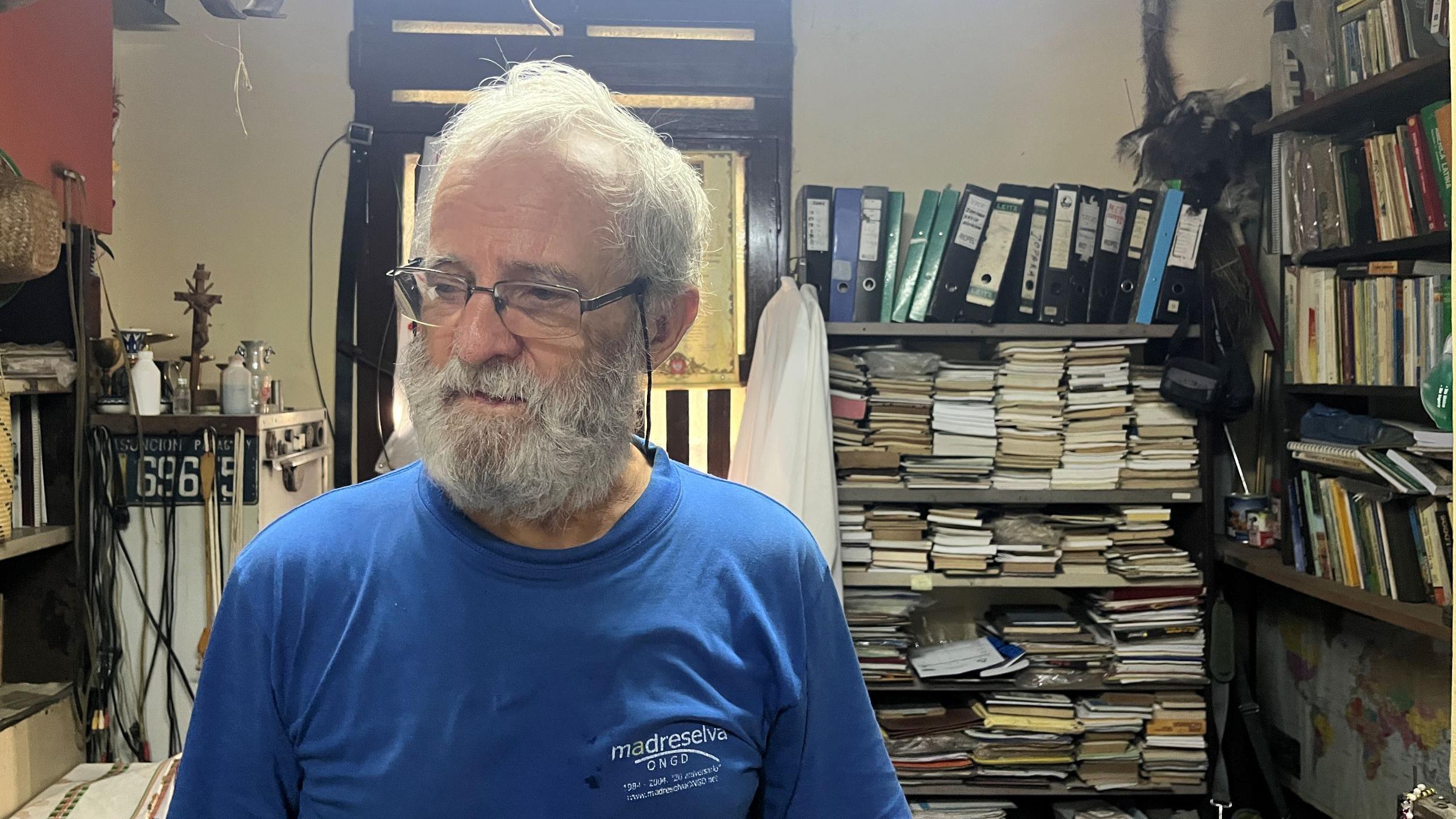 Zislao Ksiasek, sacerdote salesiano que lleva más de 40 años en Puerto Casado. La fotografía es en su oficina.