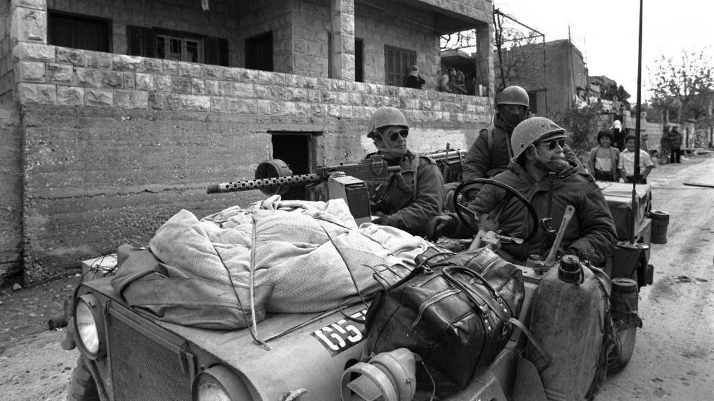 صورة أرشيفية لجنود إسرائيليين أثناء دورية خلال عملية الليطاني الإسرائيلية في مارس 1978 في قرية زبقين في جنوب لبنان.
