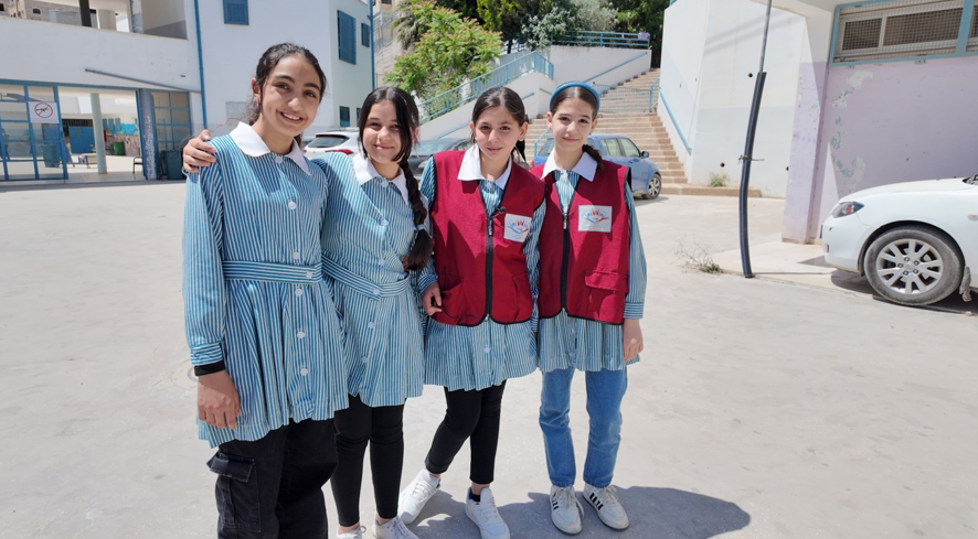 صورة تجمع ماسة بصديقاتها في المدرسة