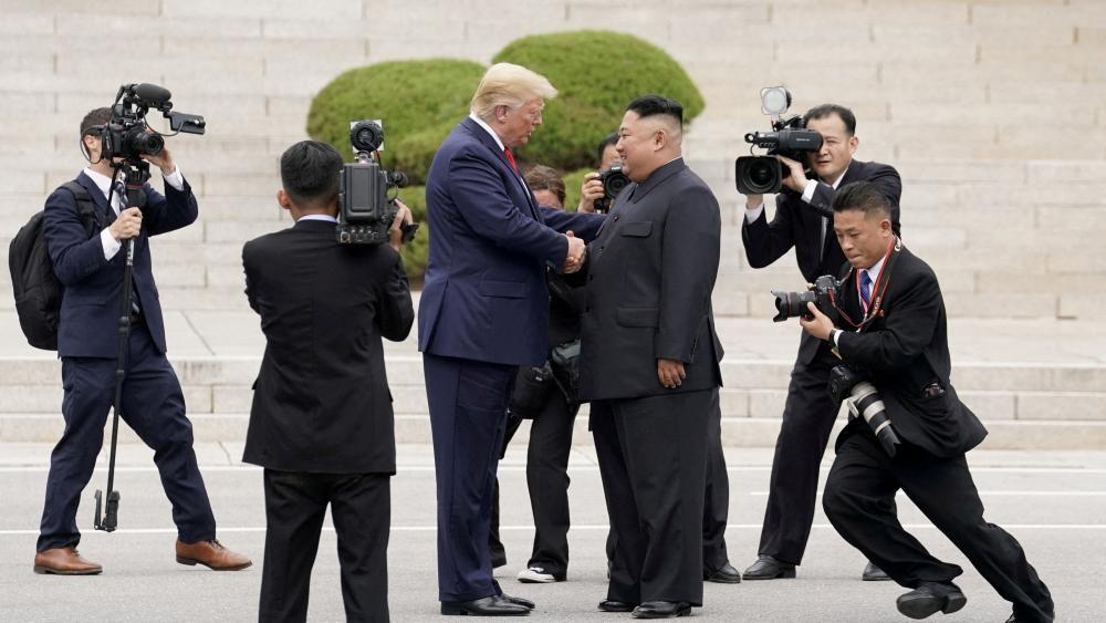 2019년 6월 30일 도널드 트럼프 미국 대통령이 남북을 가르는 비무장지대(DMZ) 내 판문점에서 북한 김정은 국무위원장과 만났다