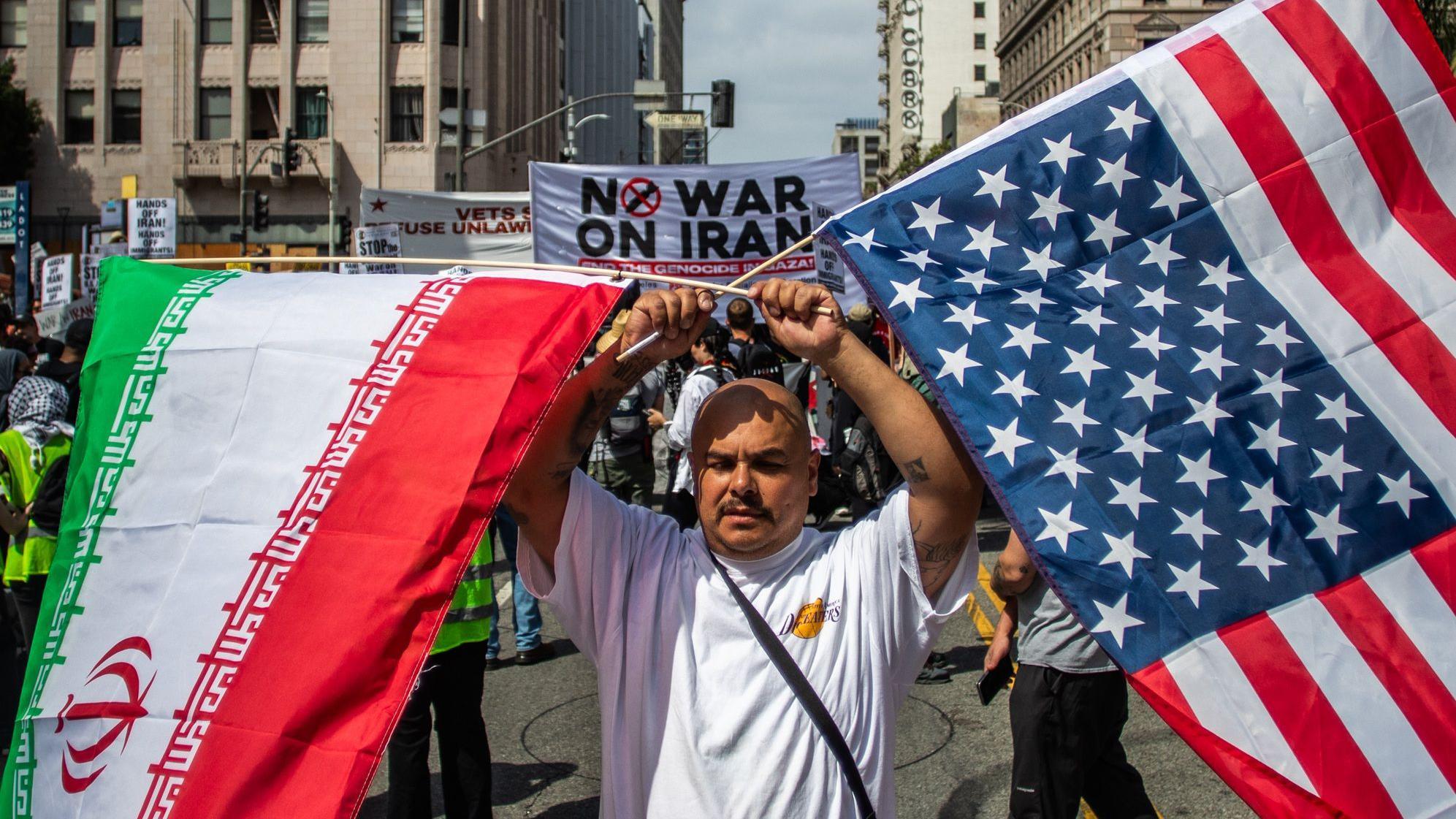 "زعيمان متغطرسان يعطلان مضيق هرمز، ماذا قد يحدث؟" - مقال في نيويورك تايمز 