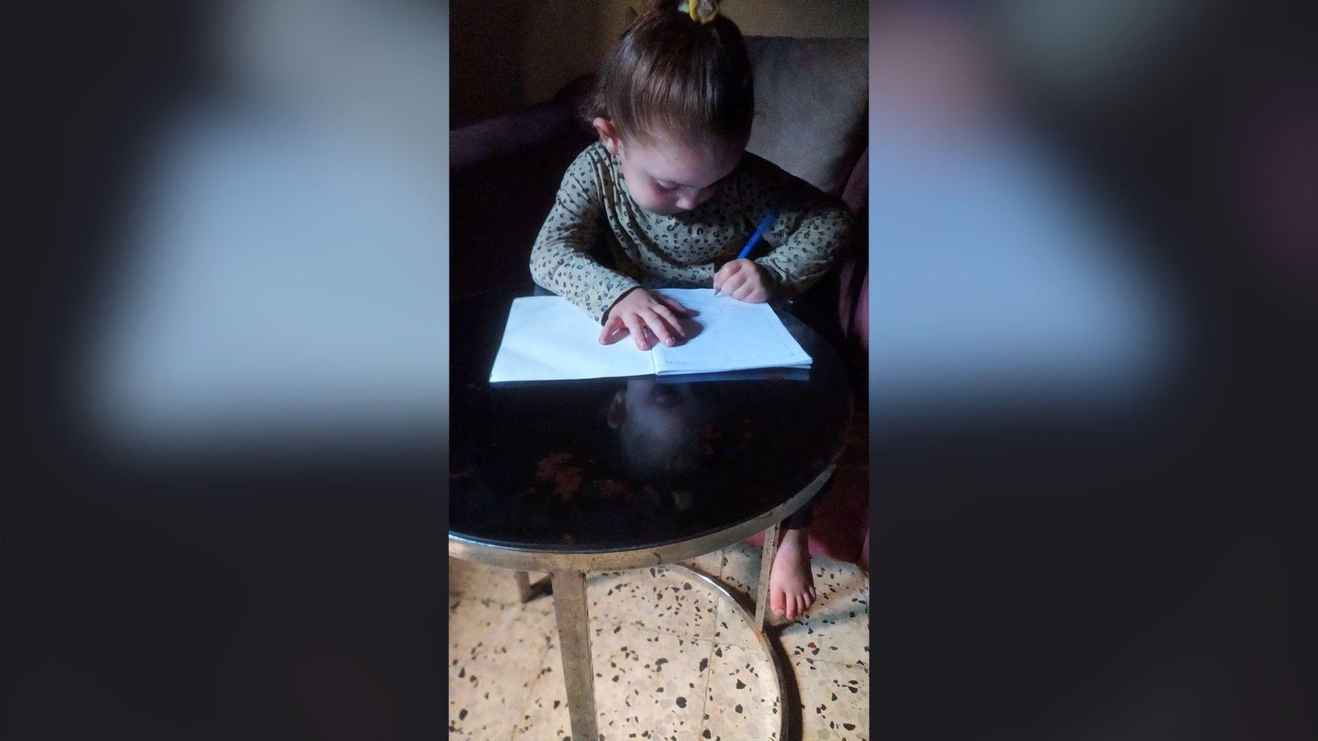 الطفلة منى علوان برعاية أسرة خالها بعد أن فقدت والديها. 