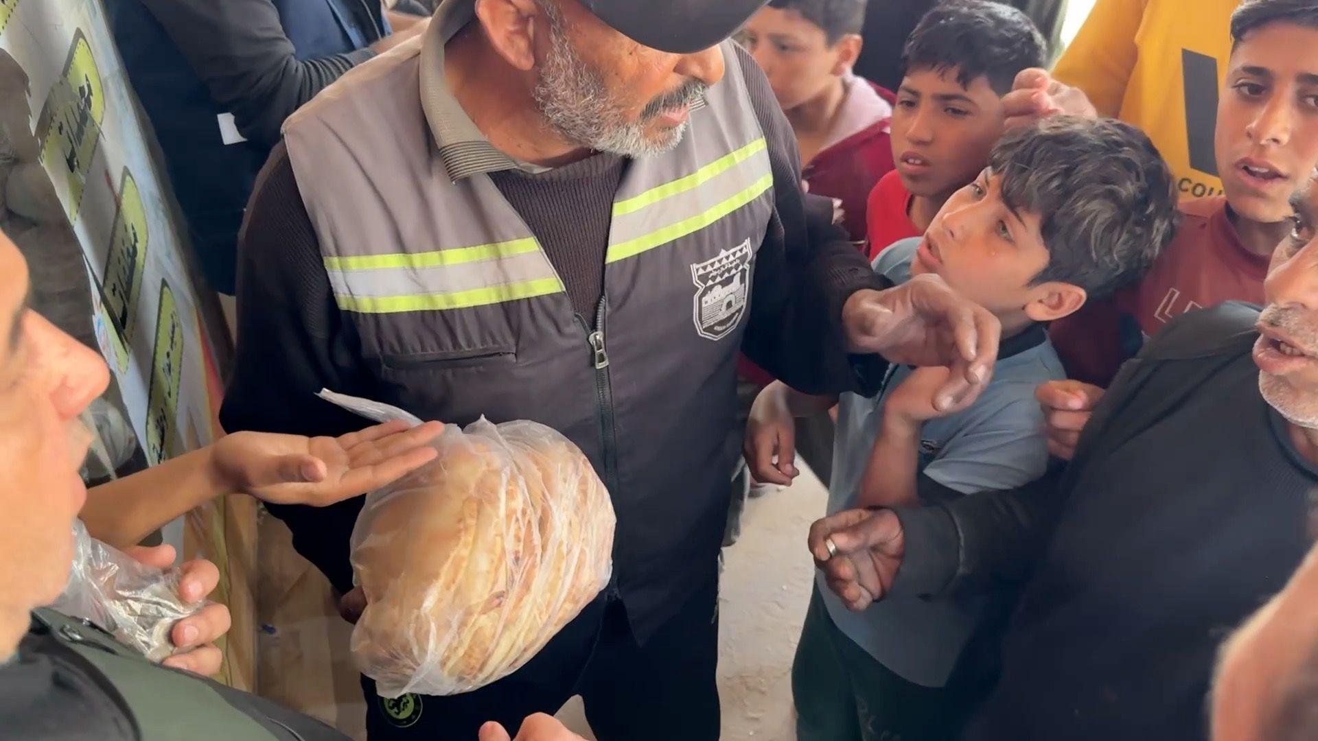 رحلة البحث عن "ربطة خبز" في غزة