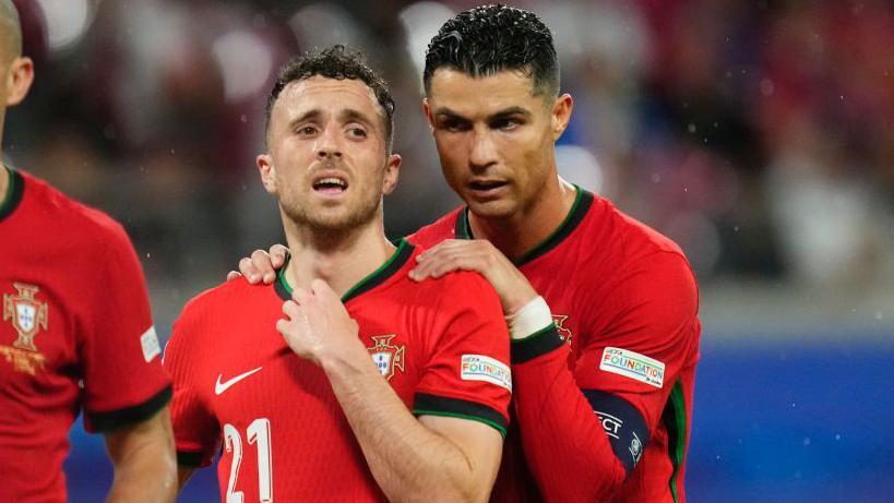 Diogo Jota y Cristiano Ronaldo jugando para Portugal 