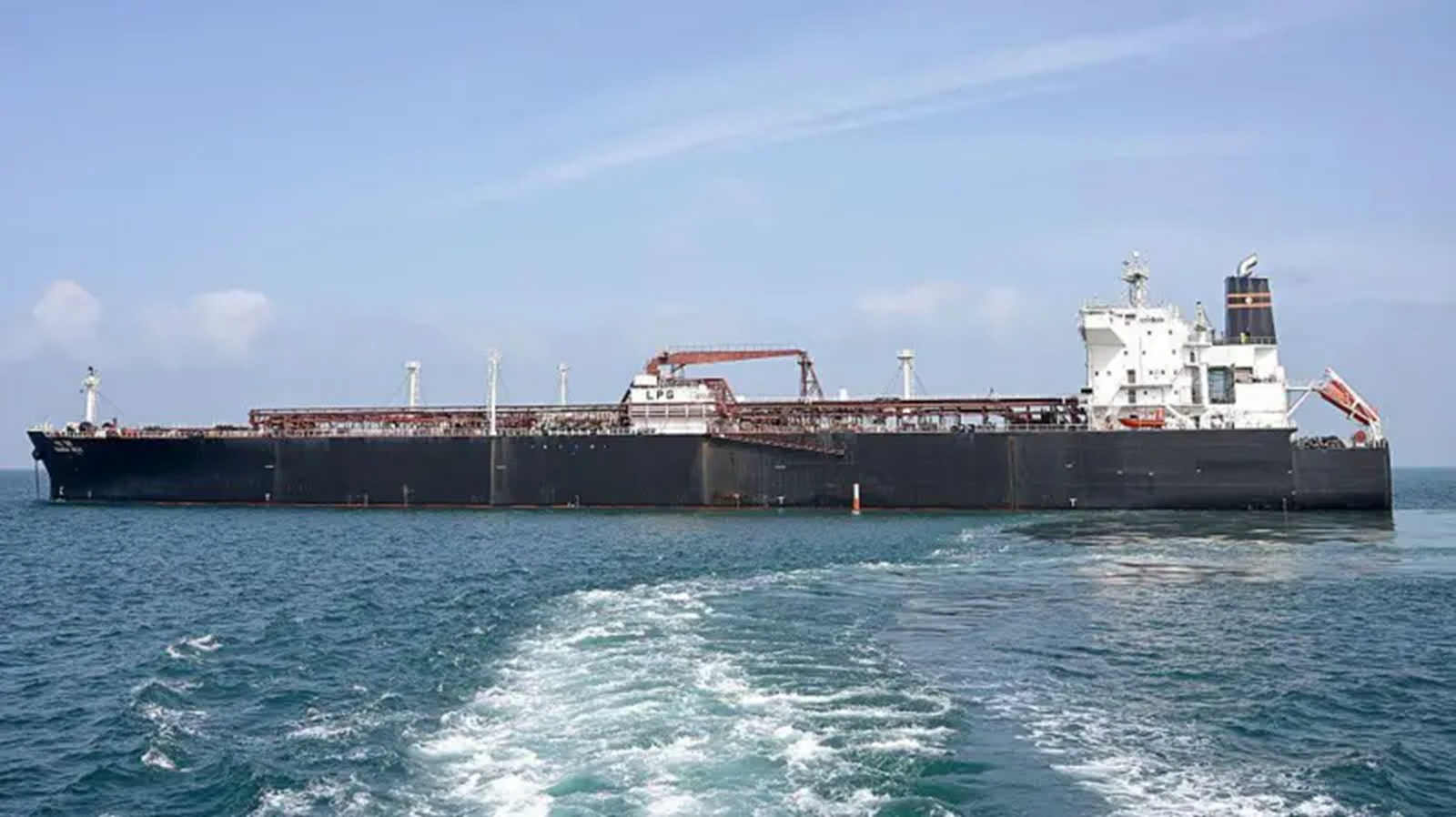 Kapal tanker India yang mengangkut gas petroleum cair melintasi Selat Hormuz.