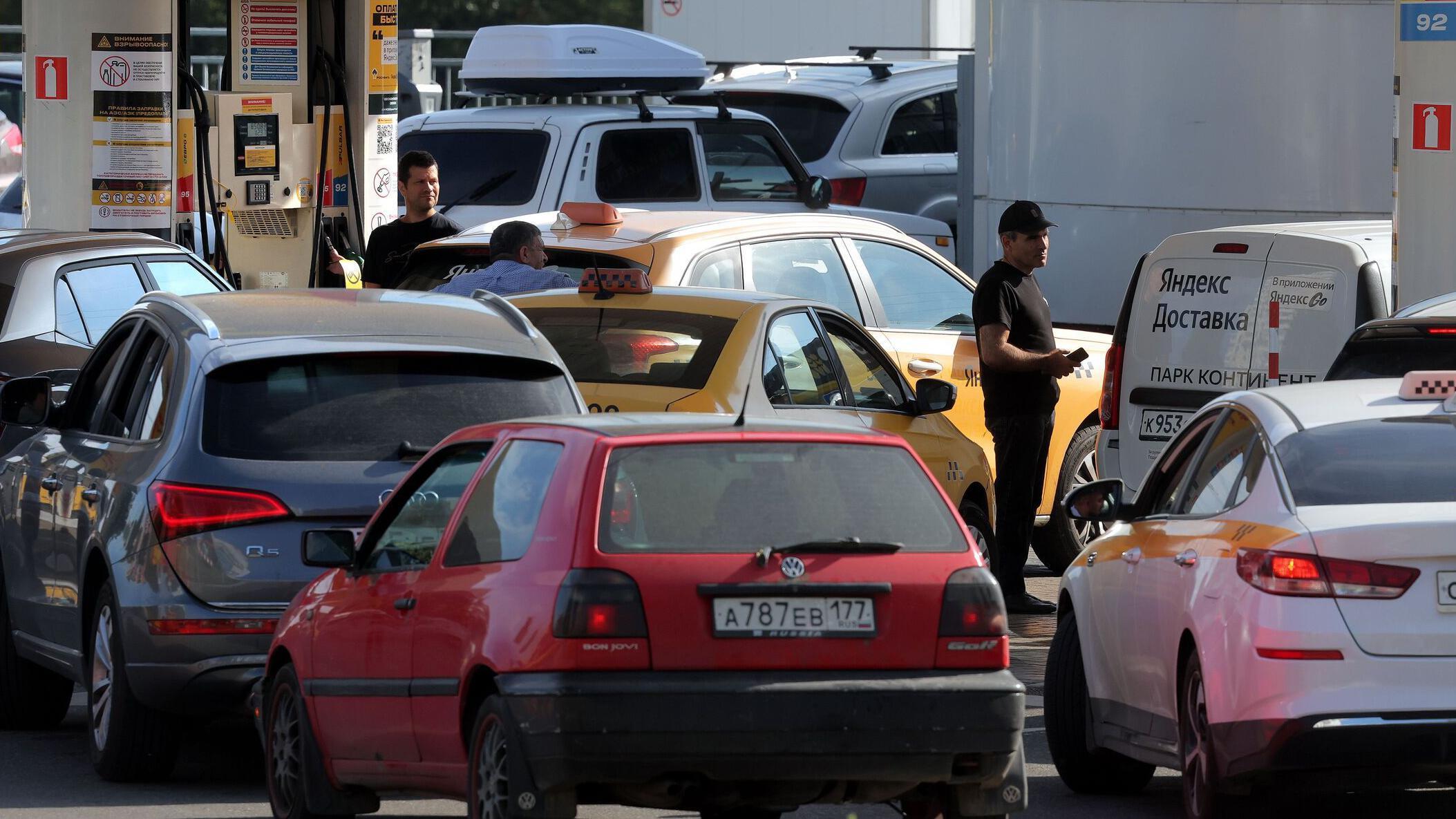 Automobili u redu pred benzinskom stanicom