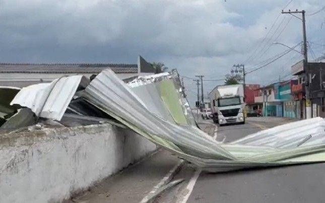 S&atilde;o Sebasti&atilde;o, no litoral de S&atilde;o Paulo, foi atingida pelas fortes rajadas de vento. Uma pessoa morreu. 