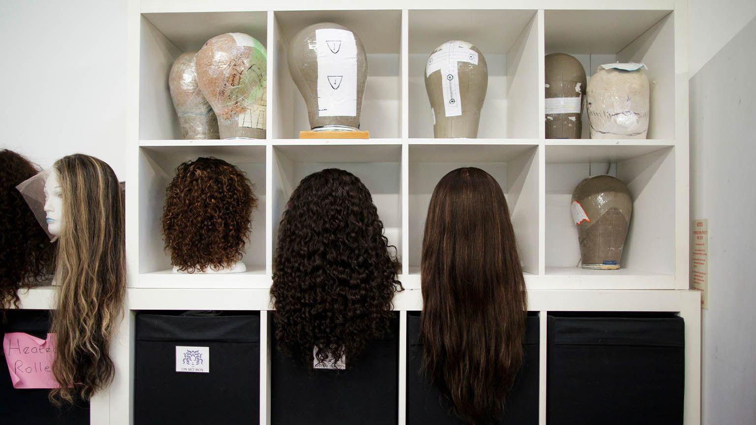 Diversas perucas aparecem em um ateli&ecirc;