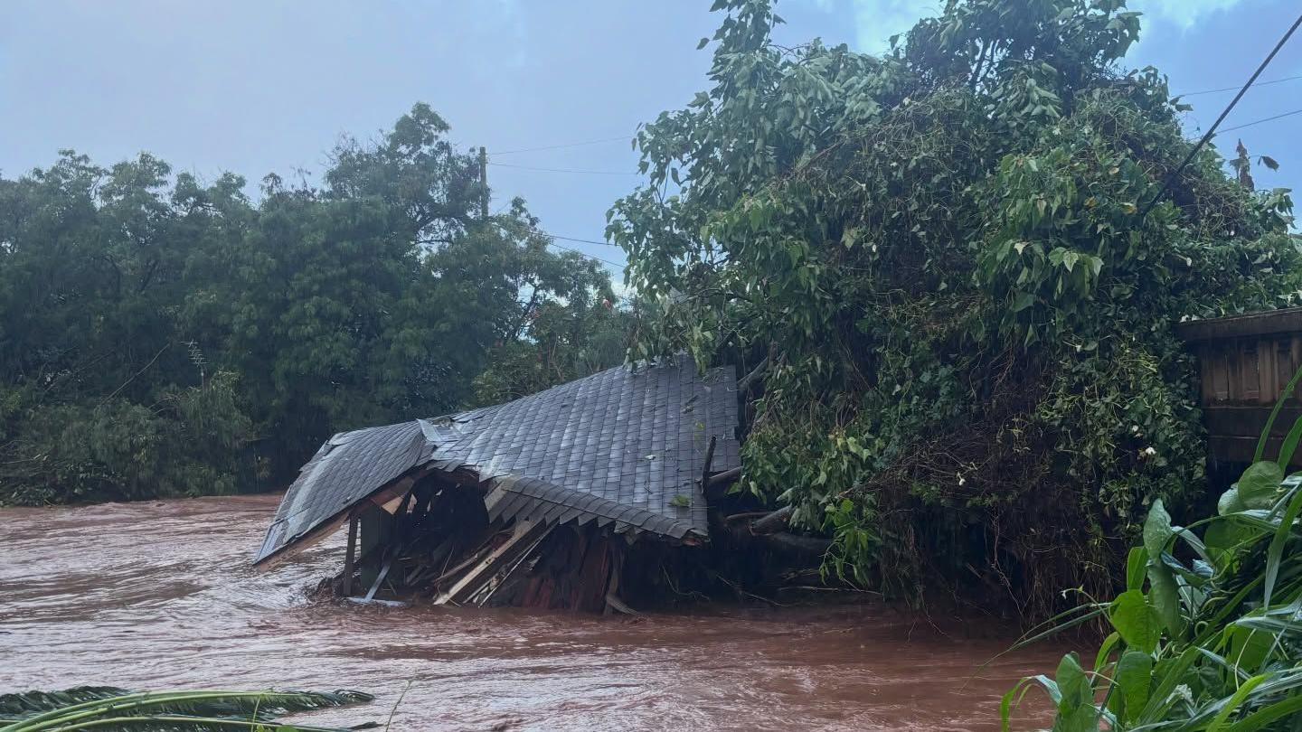 Thousands evacuated as Hawaii faces worst flooding in 20 years
