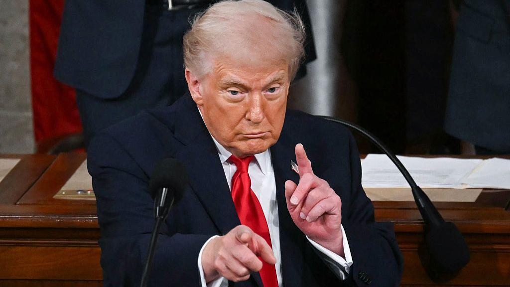 Donald Trump mueve las manos durante el discurso del Estado de la Unión.