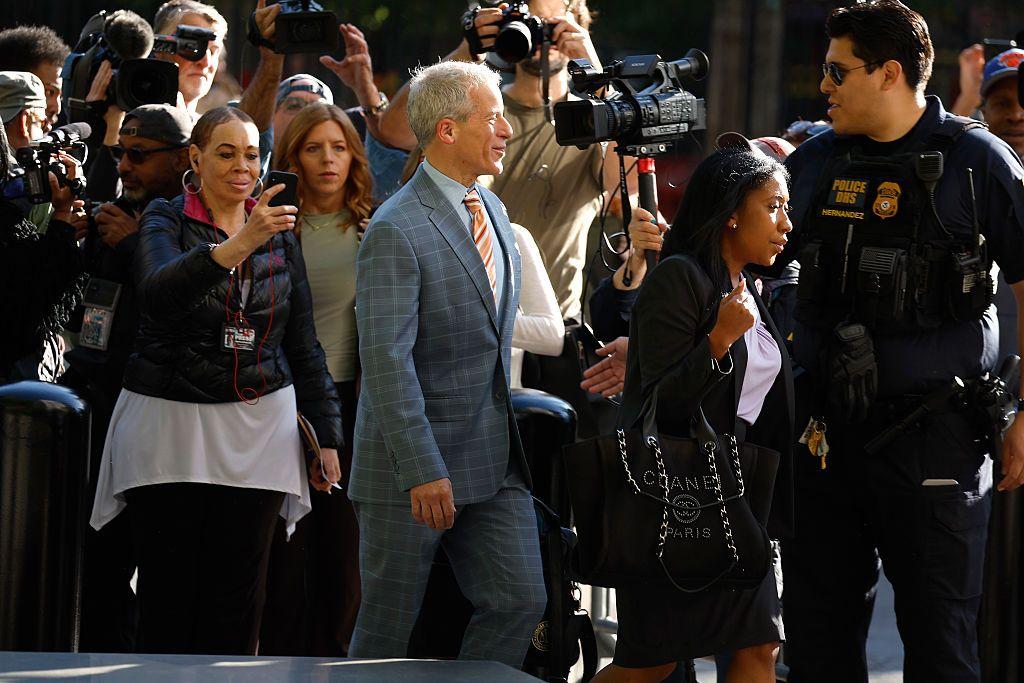 Várias pessoas na rua 