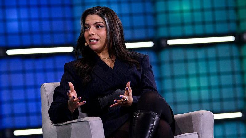 Sara Sabry no palco central do WebSummit Rio, no Rio de Janeiro