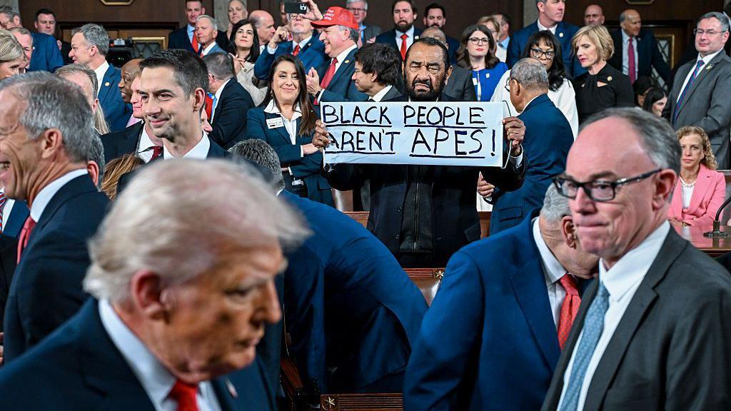 El representante de EE. UU. Al Green (D-TX) protesta mientras el presidente Donald Trump llega para dar el discurso del Estado de la Unión durante una sesión conjunta del Congreso en el Capitolio el 24 de febrero de 2026 en Washington, DC. (Foto de Kenny Holston-Pool/Getty Images)