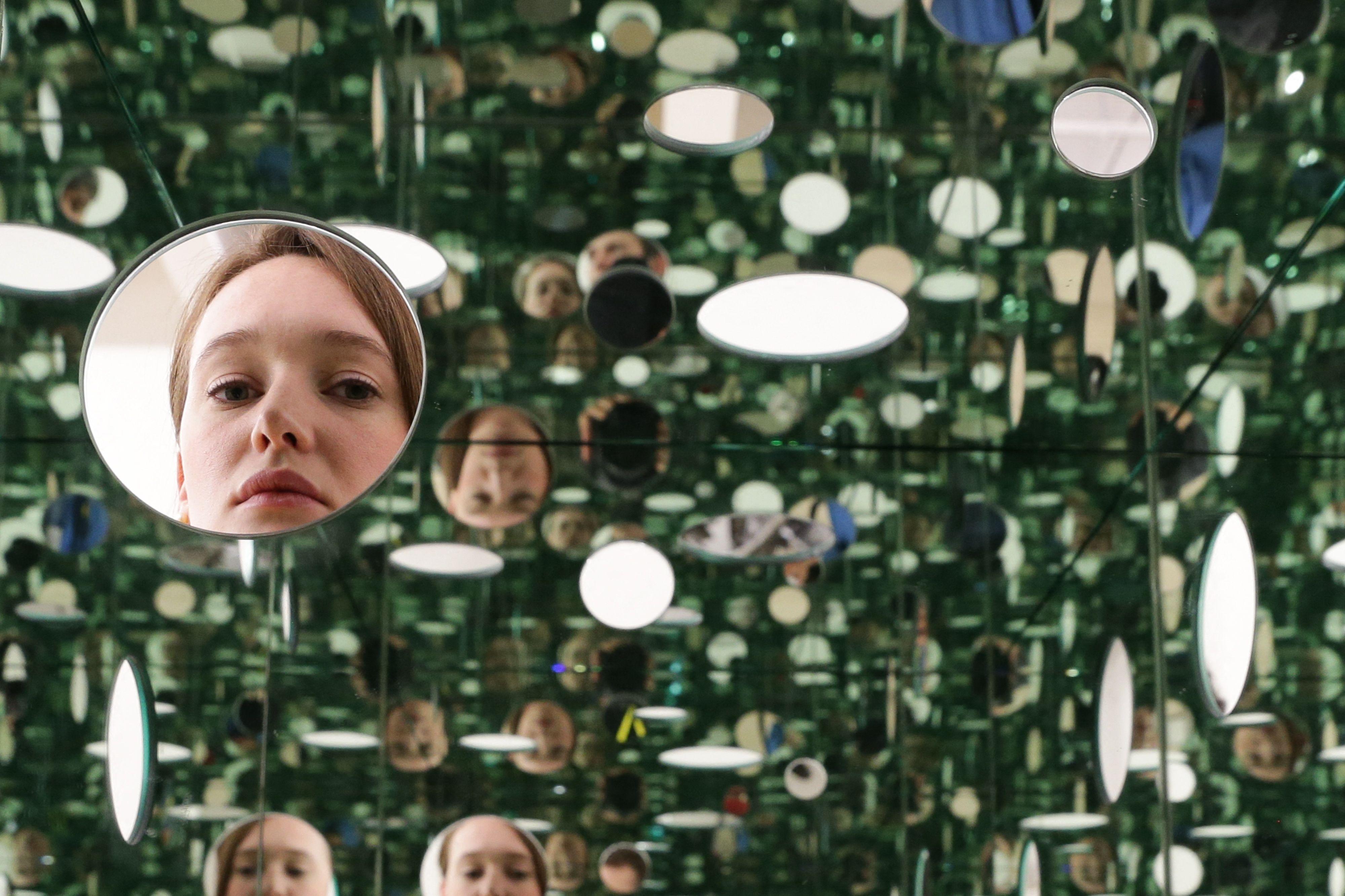 Una instalación de Kusama que incluía numerosos espejos redondos que mostraban el rostro de la misma joven, en la Tate Modern de Londres en 2014.