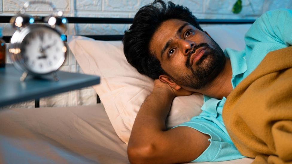 رات میں اچانک نیند ٹوٹ جاتی ہے؟ بہتر نیند کے لیے کیا کرنا چاہیے؟