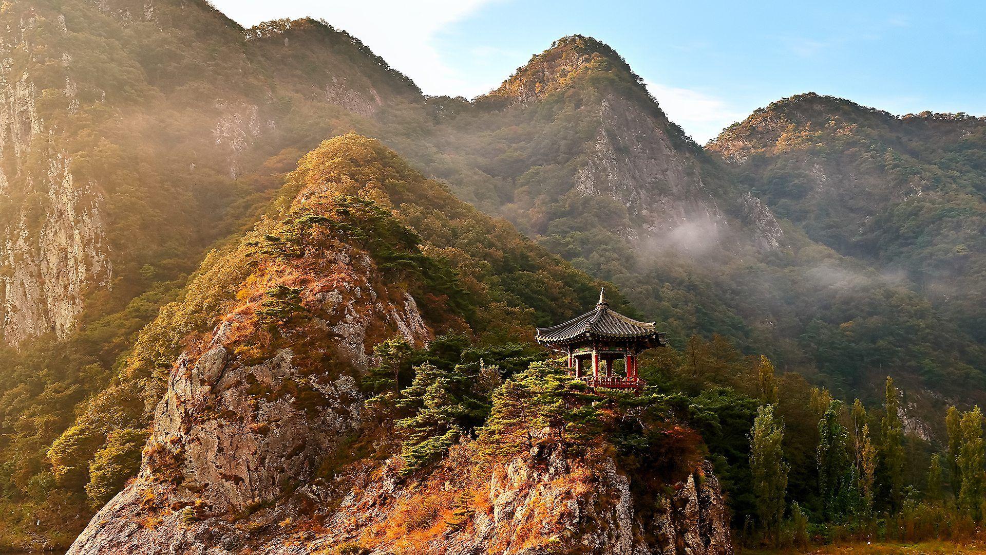 단풍으로 물든 한국의 산맥에 정자가 자리하고 있다