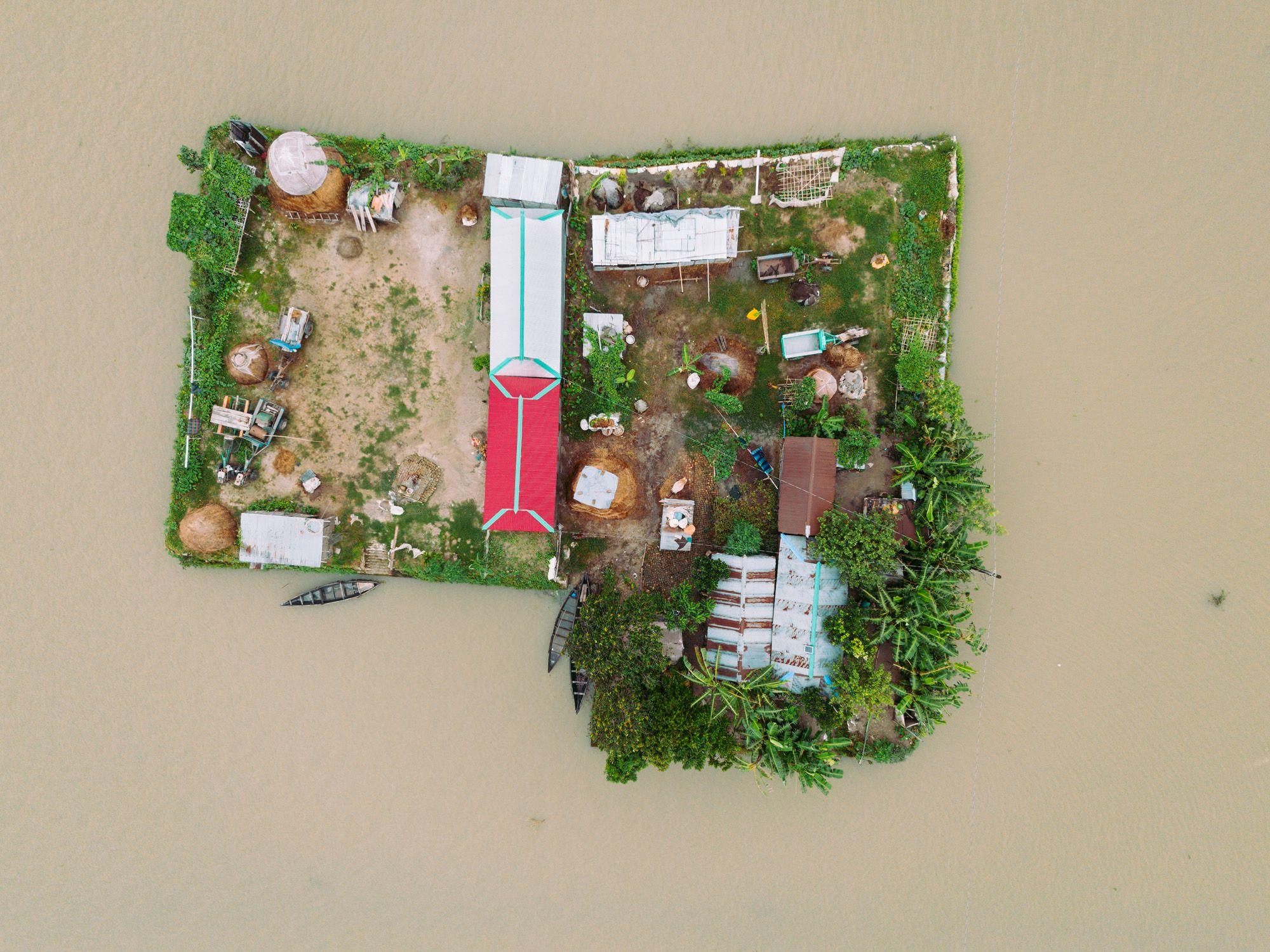 Toma aérea de una vivienda rodeada por agua de una inundación.