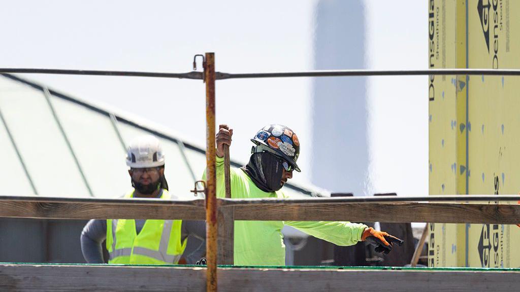 trabajadores en una obra de construcción 